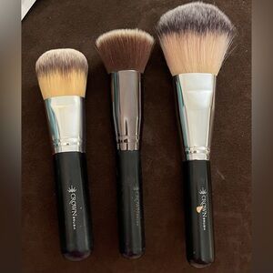 Crown makeup brush trio
